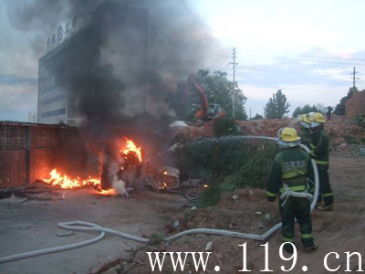 小車莫名失火爆炸　寧化消防緊急趕赴現(xiàn)場(chǎng)撲救[圖]