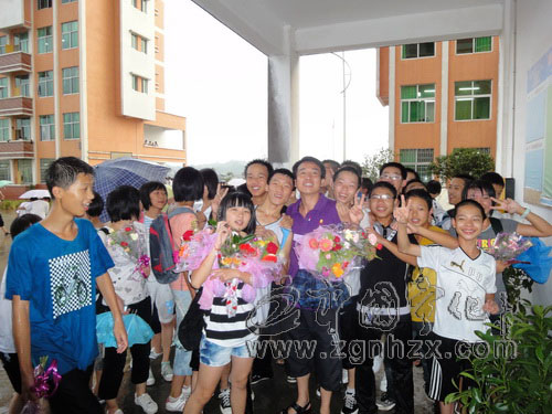 城東中學(xué)500余名畢業(yè)生自發(fā)回母校送祝福