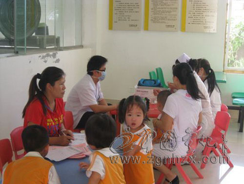 縣疾控中心到城東幼兒園進行麻疹強化接種
