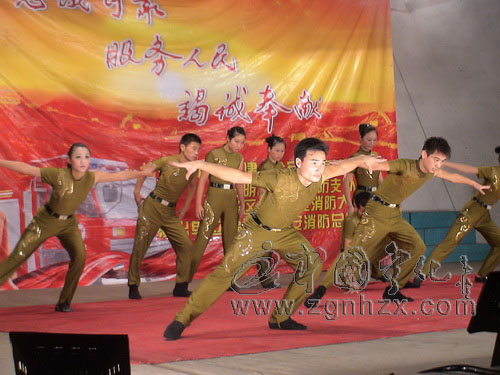 省消防總隊文工團到三明工貿學校演出