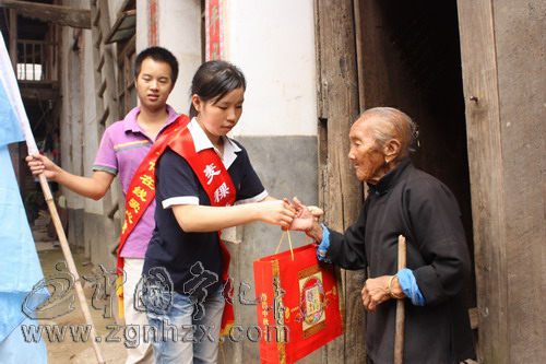 寧化在線與麥稞面包自選屋慰問困難群眾