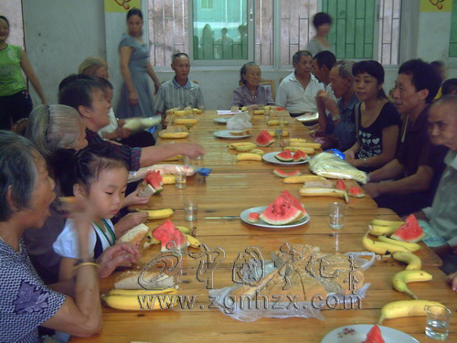 實驗幼兒園為光榮院老人送中秋祝福