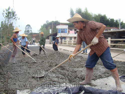 節(jié)日不停工 省道205線建設(shè)加快推進