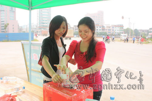 200箱啤酒義賣為貧困學子捐款