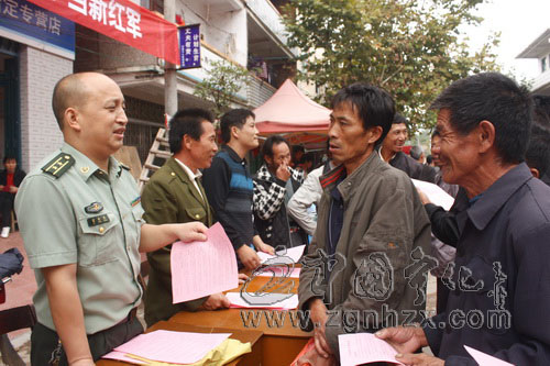 寧化“趕圩”宣傳征兵