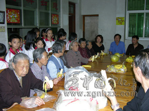 紅旗小學師生與光榮院老人歡度重陽節