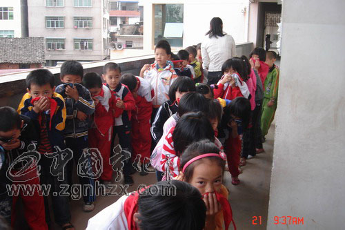 東風小學舉行消防緊急疏散演練