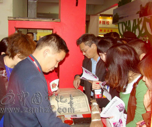 品竹筒酒看木活字  寧化館引眾多游客參觀