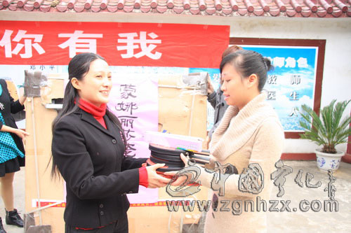 商家攜手獻愛心　乒乓球桌進校園