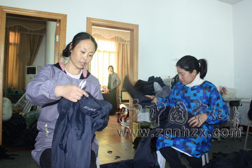 雙雙下崗不用愁　制衣廠里奔富路