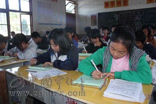 湖村中小學生喜換新課桌