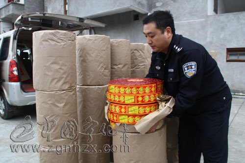 改裝車中塞滿鞭炮 嫌疑人被依法處理