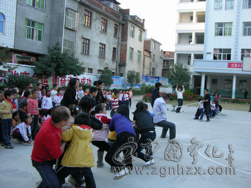 紅旗小學(xué)“親子活動(dòng) ”讓家長(zhǎng)和孩子同享歡樂(lè)