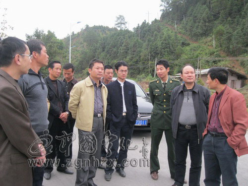 楊永生對(duì)城南加油站改建工作進(jìn)行現(xiàn)場(chǎng)辦公