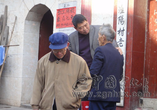 寒冬里，劉宏湘給181位老人送電熱毯