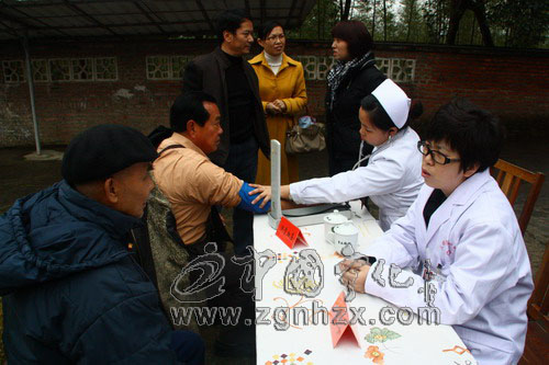 市“僑愛工程”醫療隊來寧化華僑農場義診