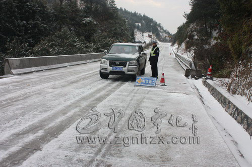 寧化交警冒雪上路確保入閩通道暢通