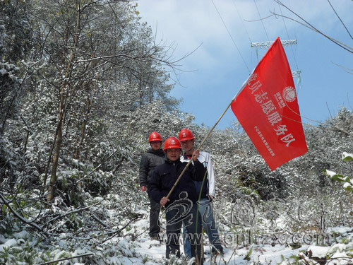 寧化“創先爭優黨員搶險隊”雪中搶修受損線路