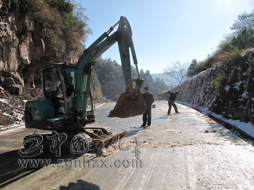 寧化公路分局主動作為 抗冰凍保暢通