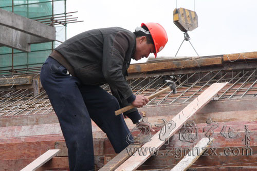 寧化：500多名建設者建設工地度新年