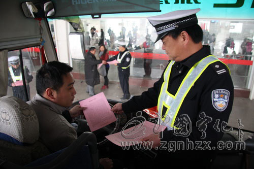 寧化交警頂風冒雨上路保安全