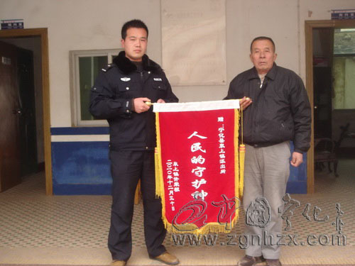 想跑？竊賊狂奔1000米   沒門！民警勇擒嫌疑人