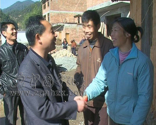 石壁鎮情暖32戶計生困難戶