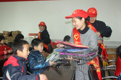 寧化青年文明號慰問進城務工人員子女