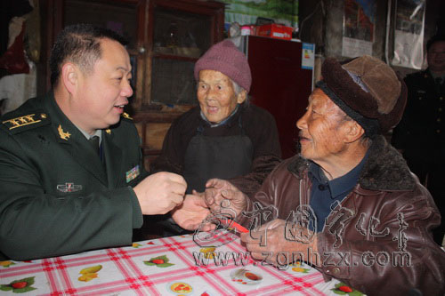 縣人武部縣法院到共建村慰問困難群眾