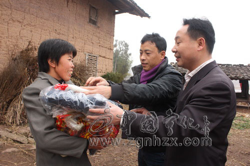 石壁鎮(zhèn)給15位貧困計(jì)生戶送年貨