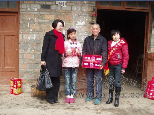 縣卷煙客戶服務中心到城南鄉慰問貧困生