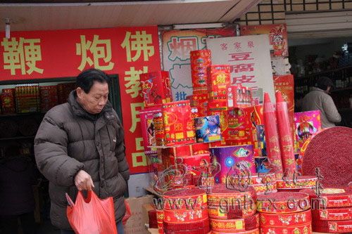 快過年了，購買和燃放煙花爆竹勿忘安全