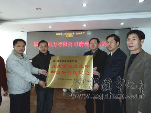 熱情服務重建戶 安樂村民送金匾