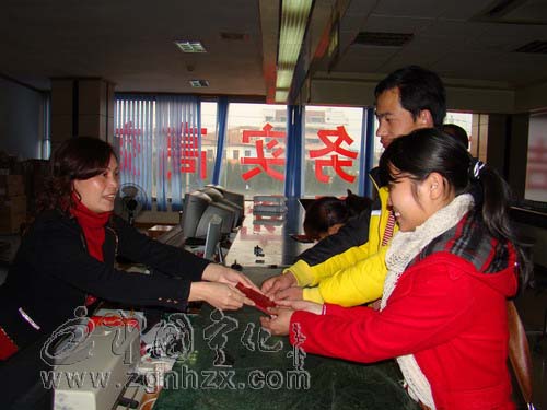 寧化35對新人節后首個工作日喜領結婚證