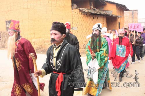 提前鬧“會期”　走親戚外出打工兩不誤