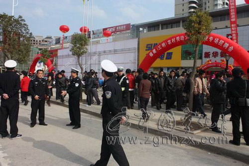 招聘現場人潮涌  民警忙當“保護傘”