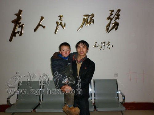 小孩貪玩走失　巡警“完璧歸趙”