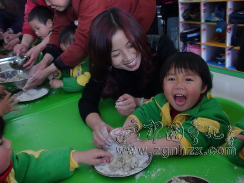 城東幼兒園：客家美食制作從娃娃抓起