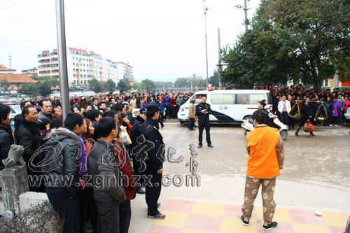 寧化公安局對犯罪團(tuán)伙進(jìn)行武裝押解現(xiàn)場公開指認(rèn)