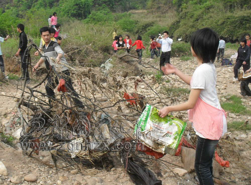 水茜中學(xué)300名“環(huán)保小衛(wèi)士”為母親河“美容”
