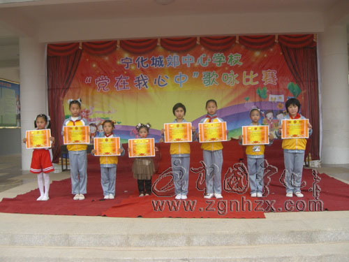 城郊中心學(xué)校：歌聲抒發(fā)對黨的熱愛