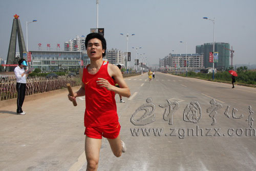 寧化百余青年火炬接力  紀念“五四”92周年