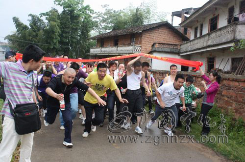 寧化在線網友登山比賽慶“五一”