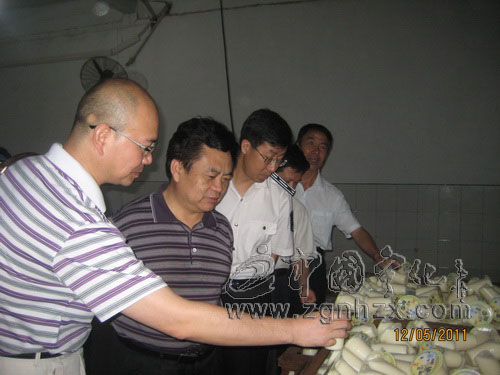 陳瑞鏡檢查重點(diǎn)食品加工企業(yè)