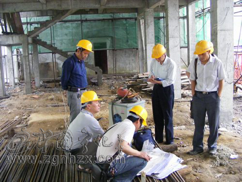 市校安辦檢查組對(duì)河龍中小重建項(xiàng)目進(jìn)行質(zhì)檢