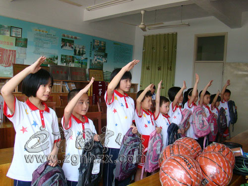 寧化法院：愛心助學情暖留守兒童