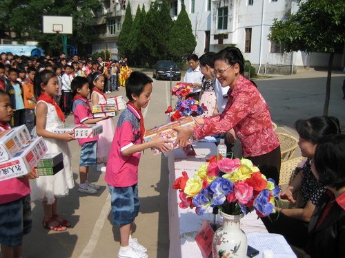 民建三明市委向石壁中心學校捐書1500余冊