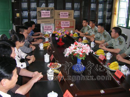 駐閩某部官兵慰問淮土長纓小學師生