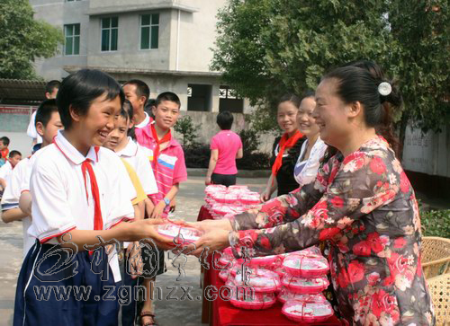 寧化：商家贈禮物  殘障孩開心過“六一”