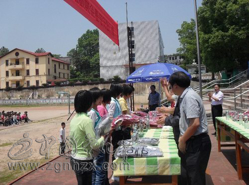 廈門建安慈善基金會(huì)到寧化二中捐贈(zèng)助學(xué)